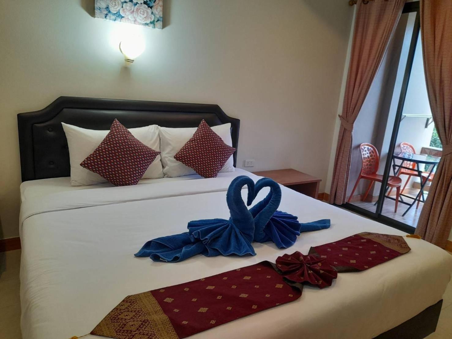 Aram Hotel Pantai Kata Bagian luar foto