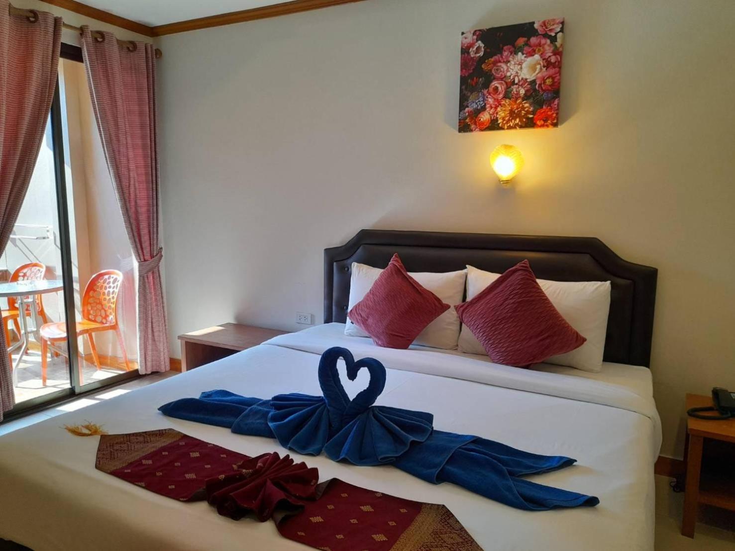 Aram Hotel Pantai Kata Bagian luar foto